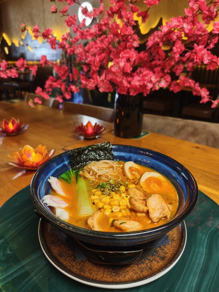 Hausgemachte Ramen mit frischen Zutaten im KIZUNAM Asian Fusion Restaurant in Bayreuth.