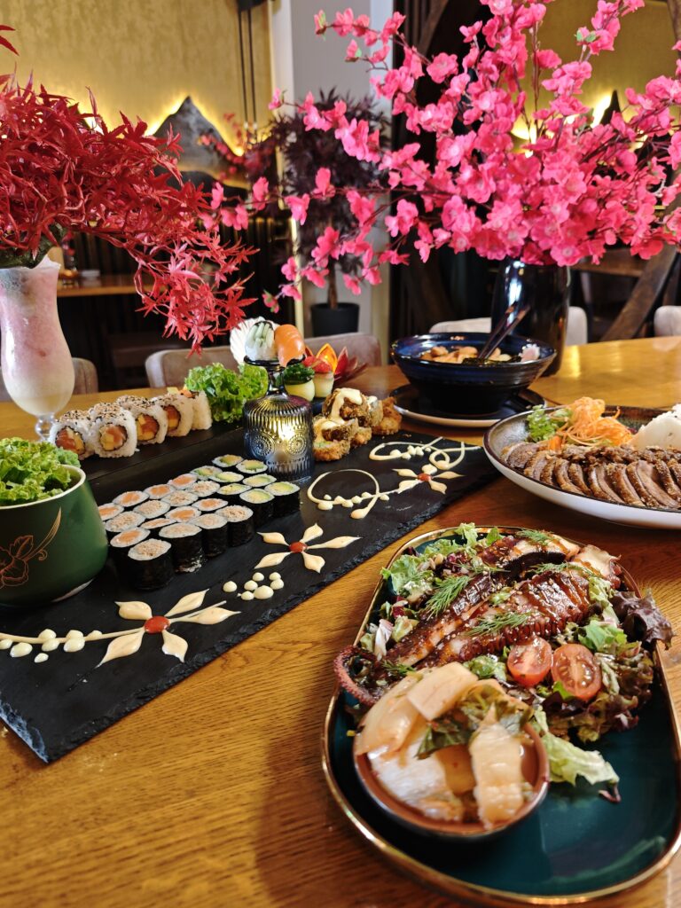 Gegrillter Oktopus, Sushi, hausgemachte Ramen und Wok-Gerichte im KIZUNAM Asian Fusion Restaurant in Bayreuth.