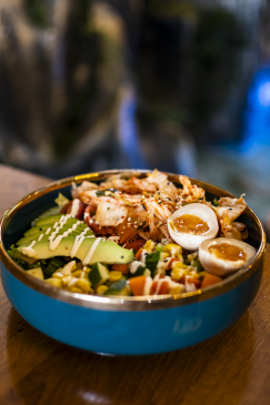 Frische Poke Bowl mit Sushi-Reis, Avocado, Edamame, Kimchi und Ei im KIZUNAM Asian Fusion Restaurant in Bayreuth.