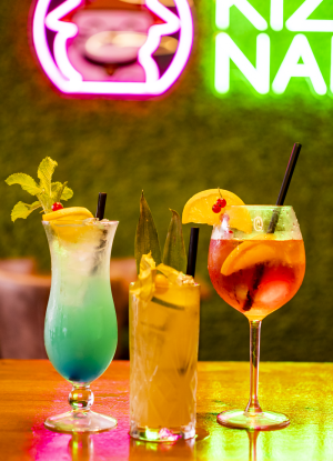 Fruchtiger Cocktail und cremiger Mocktail im KIZUNAM Asian Fusion Restaurant in Bayreuth.
